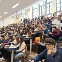 Φοιτητές κάθονται σε αμφιθέατρο σε Πανεπιστήμιο