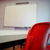 Αίθουσα φροντιστηρίου με κόκκινη καρέκλα