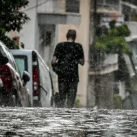 Άνδρας περπατάει μέσα στην καταιγίδα την ώρα που βρέχει