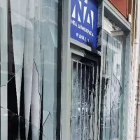 Άγνωστοι έσπασαν τζάμια και πέταξαν μπογιές στα γραφεία της Νέας Δημοκρατίας