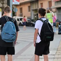 Μαθητές με σχολικές τσάντες