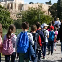 Μαθητές σε εκδρομή στην Ακρόπολη με το σχολείο τους