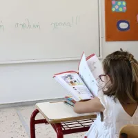 Μαθήτρια σε θρανίο 