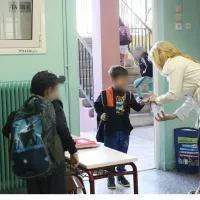Νηπιαγωγείο με παιδιά και μαθητές