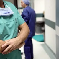 Γιατρός και νοσηλευτής σε νοσοκομείο