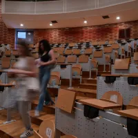 Φοιτητές κατεβαίνουν τα σκαλιά σε αμφιθέατρο Πανεπιστημίου