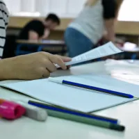 Μαθητής κρατάει τετράδιο με σημειώσεις την ώρα της εξέτασης στο σχολείο