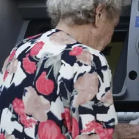 Συνταξιούχος κάνει ανάληψη χρημάτων από ΑΤΜ τράπεζας