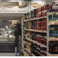 Ράφια με χυμούς σε σούπερ μάρκετ