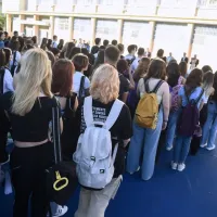 Μαθητές σχολείου συγκεντρωμένοι στην αυλή κατά τη διάρκεια της σχολικής χρονιάς