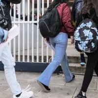 Μαθήτριες μπαίνουν σε σχολείο