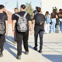 Μαθητές αποχωρούν από το σχολείο κατά το σχόλασμα