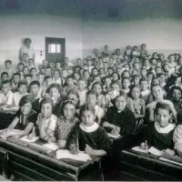 Το Δημοτικό Σχολείο παλιά σε ασπρόμαυρη φωτογραφία