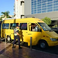 Αστυνομικός κάνει έλεγχο σε κίτρινο σχολικό λεωφορείο
