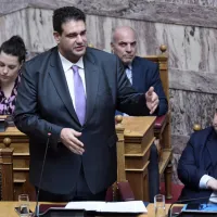 Ο υπουργός Εσωτερικών Θεόδωρος Λιβάνιος στη Βουλή