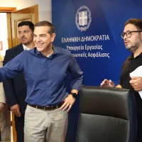 Ο Αλέξης Τσίπρας στην έδρα της Δημόσιας Υπηρεσίας Απασχόλησης