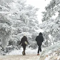 Άνθρωποι περπατάνε μέσα στα χιόνια