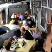 Μεθυσμένος οδηγός πέφτει πάνω σε τραπέζια σε ταβέρνα στη Θεσσαλονίκη