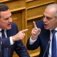 Άδωνις Γεωργιάδης και Κυριάκος Βελόπουλος στη Βουλή