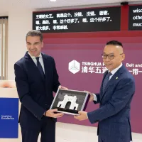 Ο Πρόεδρος της BC Partners και της Alphabet Education, Νίκος Σταθόπουλος, παραλαμβάνει τιμητική διάκριση από τον Κοσμήτορα της Σχολής Χρηματοοικονομικών του Πανεπιστημίου Tsinghua, Jiao Jie.