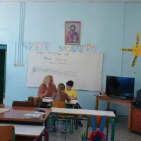 Δασκάλα σε τάξη με παιδιά