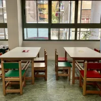 Τάξη με άδεια θρανία μέσα σε σχολείο