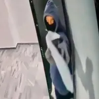  Η στιγμή που ο Αξιωματικός του Πολεμικού Ναυτικού έβαλε φωτιά σε σπίτι και όχημα πρώην συντρόφων του
