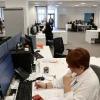 Δημόσιοι υπάλληλοι εν ώρα εργασίας σε γραφείο