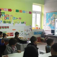 Εκπαιδευτικός που έχει προσληφθεί μέσω ΑΣΕΠ εν ώρα μαθήματος σε τάξη