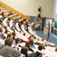 Φοιτητές σε αμφιθέατρο και έδρανα σε Πανεπιστήμιο