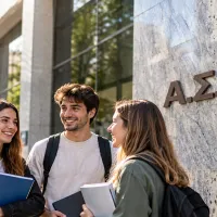 Φοιτητική παρέα μπροστά στο ΑΣΕΠ