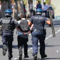 Η αστυνομία της Γαλλίας ενώ έχει συλλάβει μαθητή κατά τις κινητοποιήσεις