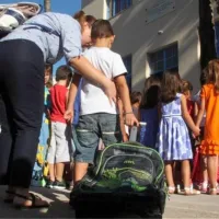 Μητέρα και παιδί στο σχολείο