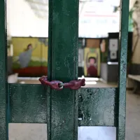 Κλειστό σχολείο με αλυσίδα και λουκέτο σε πύλη
