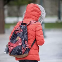 Γυναίκα με κουκούλα εν μέσω κακοκαιρίας