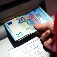 Λεφτά από πληρωμές σε επίδομα βγαίνουν από ΑΤΜ τράπεζας