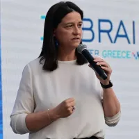 Η υπουργός Εργασίας Νίκη Κεραμέως σε ομιλία της και στο φόντο το λογότυπο του Rebrain Greece