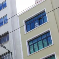 Το παράθυρο ξενοδοχείου από το οποίο έπεσε στο κενό ο άνδρας στην Ομόνοια