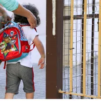 Παιδί με τσάντα μπαίνει σε παιδικό σταθμό