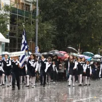 Μαθητική παρέλαση με βροχή