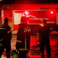 Πυροσβεστική με αναμμένες σειρήνες σε κάτασβεση φωτιάς στις Σέρρες