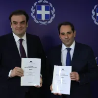 ο υπουργός Εθνικής Οικονομίας και Οικονομικών Κυριάκος Πιερρακάκης και ο υφυπουργός Θάνος Πετραλιάς