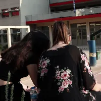 Ψυχολόγος μέλος ΕΕΠ σε σχολείο δίπλα σε μαθήτρια