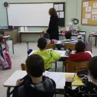 Εκπαιδευτικός σε σχολείο κάνει μάθημα