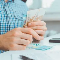 Συνταξιούχος μετράει χρήματα