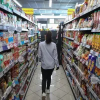 Γυναίκα κάνει ψώνια σε σούπερ μάρκετ