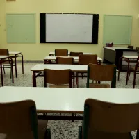 Αίθουσα με θρανία και καρέκλες