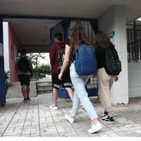 Μαθητές μπαίνουν στο σχολείο