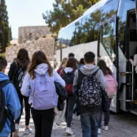 Μαθητές μπαίνουν σε λεωφορείο για να πάνε σχολική εκδρομή
