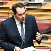 Ο υφυπουργός Εσωτερικών Θάνος Πετραλιάς στη Βουλή